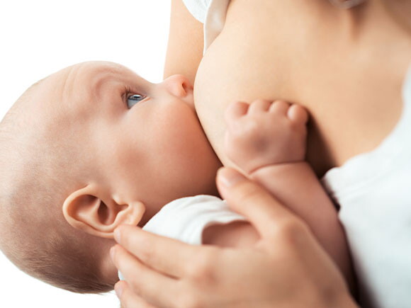 Bebé en el proceso de lactancia materna.