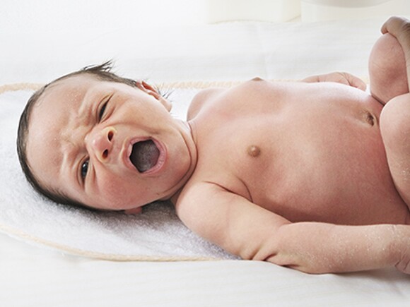 Cómo lavar con esponja a un recién nacido