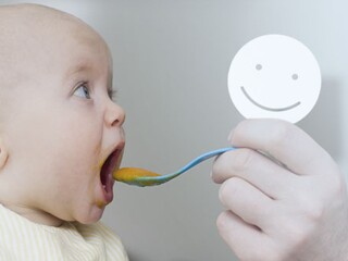 Las señales de hambre y satisfacción de tu bebé de 6 a 7 meses de edad