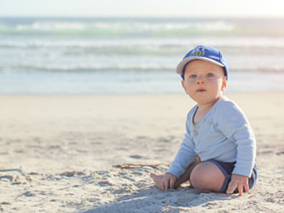 10 consejos para proteger al bebé en la playa.
