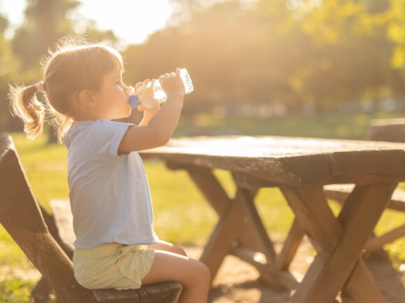 Salud del niño ¡Qué es rico tomar agua!