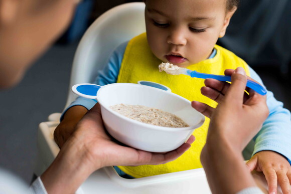 Bebé comiendo leche con cereal