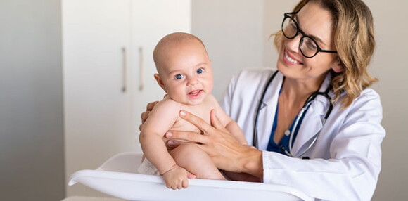 Doctora revisando el crecimiento y desarrollo del bebé